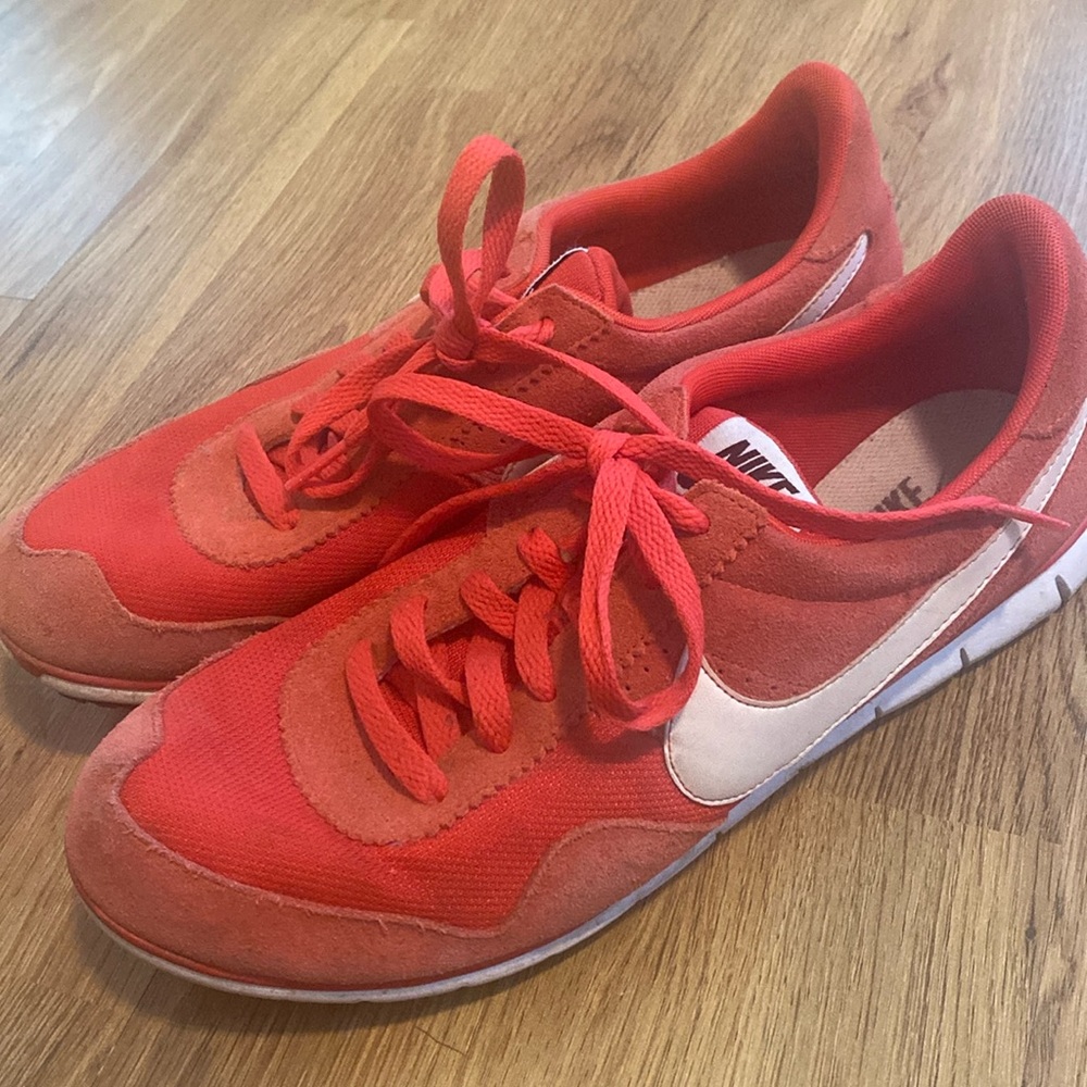 Men’s retro Nike tennis shoes, size10